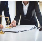 Чи зобов’язана працівниця, яка є одинокою матір’ю, повідомляти  2 тижні про звільнення за власним бажанням?